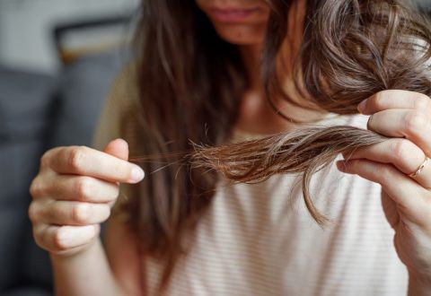 Caída del Cabello en Invierno: ¿Mito o Realidad? Tu Guía para un Pelo Fuerte 🔬